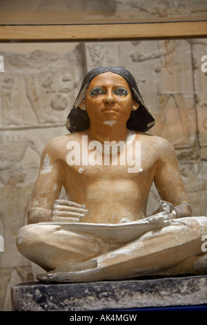 Sculpture statue de scribe égyptien ancien Le Musée égyptien du Caire Egypte Afrique Banque D'Images