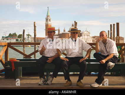 3 Trois Gondoliers de repos soleil soleil avec San Giorgio Maggiore derrière Grand Canal Venise Vénétie Italie UE Banque D'Images