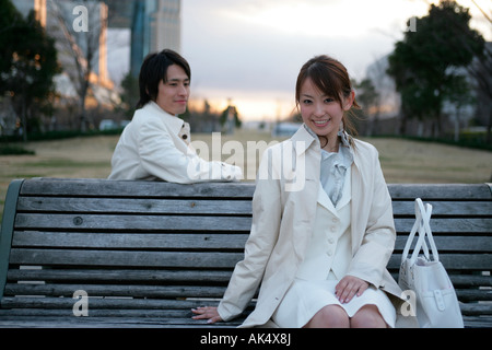 Man woman sitting on bench Banque D'Images
