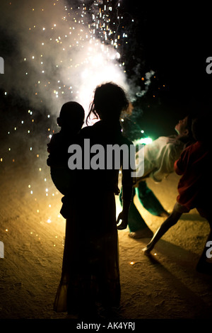 Les enfants indiens jouant autour d'artifice à la fête du Diwali sur la rue un indien Banque D'Images