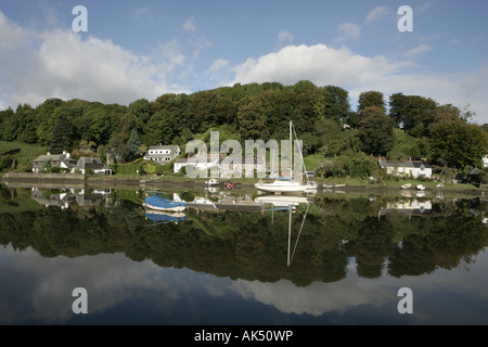 La fin de l'été sur la rivière dans village cornouaillais de Lerryn près de Fowey Cornwall Banque D'Images