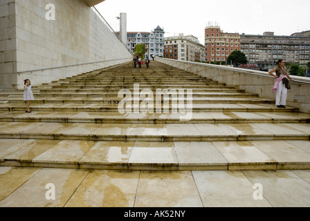 Une famille descend les escaliers à l'extérieur du musée Guggenheim de Bilbao, en Espagne. Banque D'Images