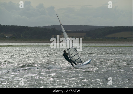 Planche à voile sur l'estuaire de la rivière Exe Grande-bretagne Devon Exmouth Banque D'Images