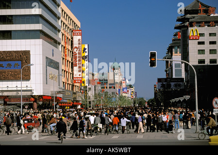 L'Asie, Chine, Pékin. La rue Wangfujing Dajie, principale rue commerçante Banque D'Images