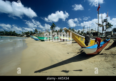 Bateaux de pêche sur la plage de sable de Dodanduwa Banque D'Images