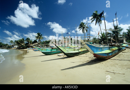 Bateaux de pêche sur la plage de sable de Dodanduwa Banque D'Images