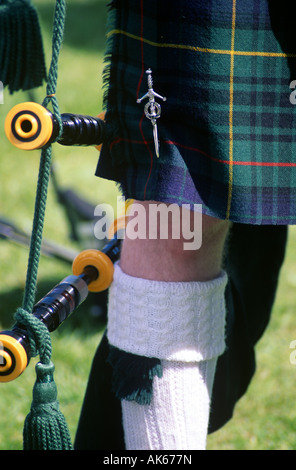 Près d'un ensemble de cornemuses à côté d'un kilt traditionnel des joueurs. Banque D'Images