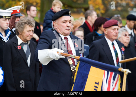 Les anciens combattants de guerre rend leur respect en souvenir du dimanche Banque D'Images