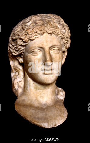 Ancienne tête de portrait en marbre romain d'une jeune femme aux cheveux ondulés séparés au milieu isolé sur un fond noir Banque D'Images