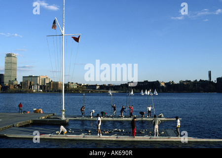 Huit obus de l'homme se préparer à ramer sur la Charles River à Boston Banque D'Images