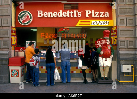 Les mexicains, les clients, l'article en ligne, l'attente dans la ligne, Benedettis Benedettis Pizza Express, Pizza, pizzeria, Queretaro, Queretaro, Mexique de l'État Banque D'Images