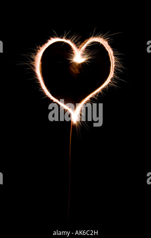 Forme de coeur fait avec sparkler la nuit