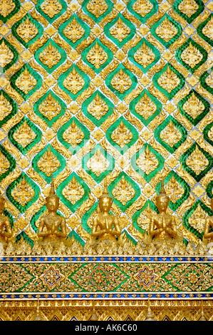 Royal Grand Palace Bangkok Thaïlande - les anges gardiens d'or ornant le mur de la phra Mondop Bibliothèque du Wat Phra Kaeo Banque D'Images