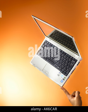 Portable léger en équilibre sur un doigt Banque D'Images