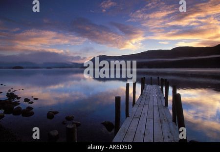 À l'aube Derwentwater Brandelhow Bay Parc National de Lake District Cumbria England UK Banque D'Images