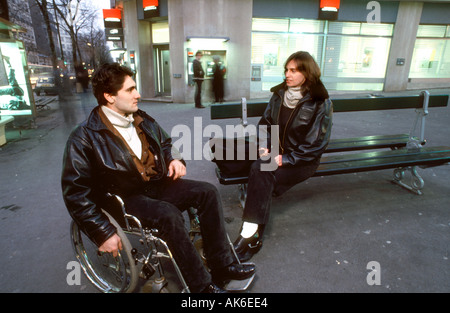 Paris France, jeune handicapé, en fauteuil roulant dans la rue, parler avec amie de nuit Banque D'Images