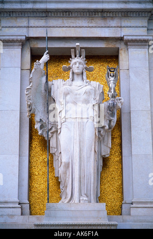 Rome Italie Victor Emmanuel II Monument commémorant l'unification de l'Italie en 1861 - Statue de la Déesse Roma Banque D'Images