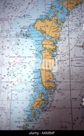 La carte nautique des îles Hébrides écossaises avec matériel de navigation Banque D'Images