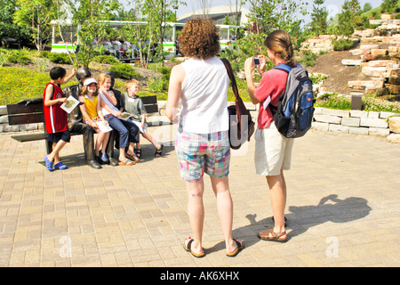 Les enfants ayant leur photos prises à l'Frederik Meijer Gardens Grand Rapids Michigan MI Banque D'Images