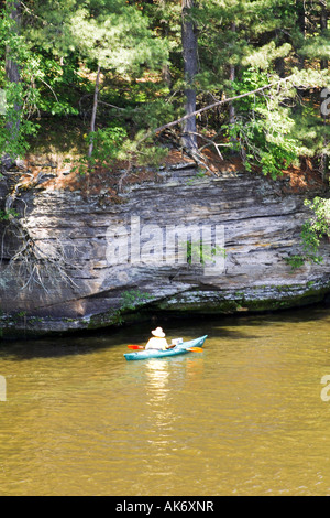 Sa femme paddling canoe dans le Wisconsin Dells WI Banque D'Images