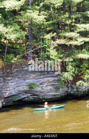 Sa femme paddling canoe dans le Wisconsin Dells WI Banque D'Images