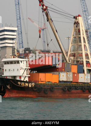 Chargement de conteneurs sur des barges dans le port de Kowloon de Hong Kong. Banque D'Images