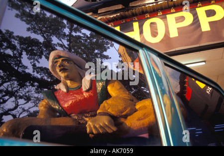 Statue de kitsch Aladdin reflète dans la fenêtre d'une voiture sur la rue Jeans à Bandung, Indonésie Banque D'Images