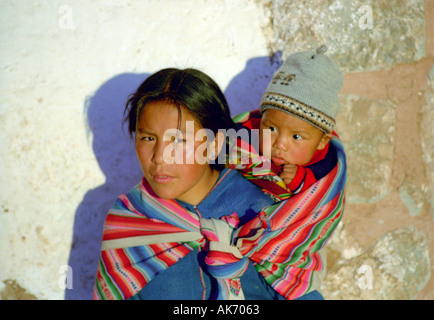 Fille autochtones en prenant soin de son petit frère, les Andes péruviennes Banque D'Images