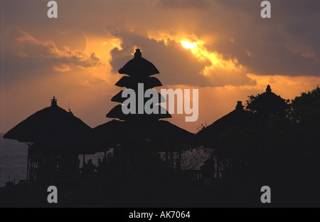 Silhouette du temple de Tanah Lot au coucher du soleil, Bali (Indonésie) Banque D'Images