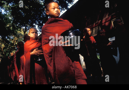 Les moines bouddhistes l'exécution bols à riz, Amarapura (Birmanie) Banque D'Images