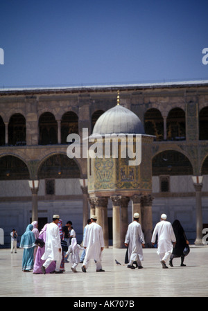 Les visiteurs dans la cour de la Mosquée Omeyyade à Damas en Syrie Banque D'Images