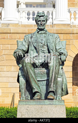 Statue d'Abraham Lincoln à l'extérieur de bascom hall sur le campus de l'université de Wisconsin Madison WI Banque D'Images