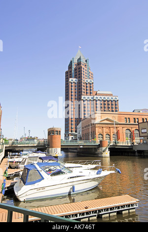 Le centre-ville de Milwaukee fendu en deux par la rivière Milwaukee Wisconsin WI Banque D'Images