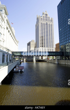 Le centre-ville de Milwaukee fendu en deux par la rivière Milwaukee Wisconsin WI Banque D'Images