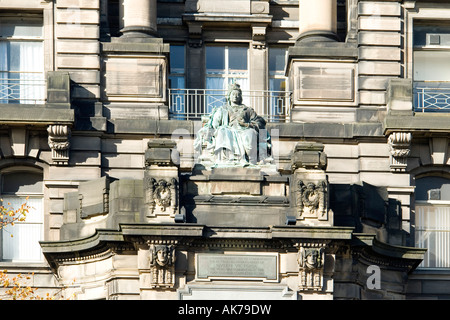 Statue de la reine victoria Royal infirmerie High Street, Glasgow Écosse Europe Banque D'Images