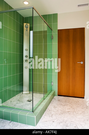 Salle de bains moderne avec douche vert 600x600 Banque D'Images