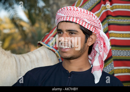 La culture arabe, Smiling Young Arabian chamelier décorées avec des motifs de l'hôtel Camel en Oman, Émirats arabes unis, Banque D'Images