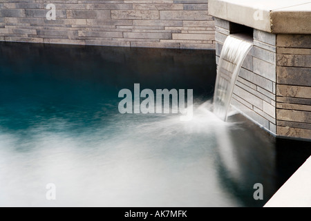 À partir de la cascade de la piscine Jacuzzi en pierre Banque D'Images