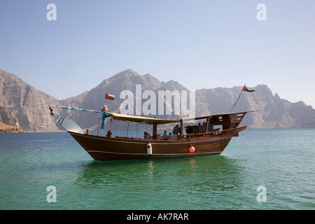 Bateau touristique arabe charter, boutre arabe couvert en mer, observation des dauphins d'Oman et croisière côtière dans les eaux de la péninsule de Musandam, eau Banque D'Images