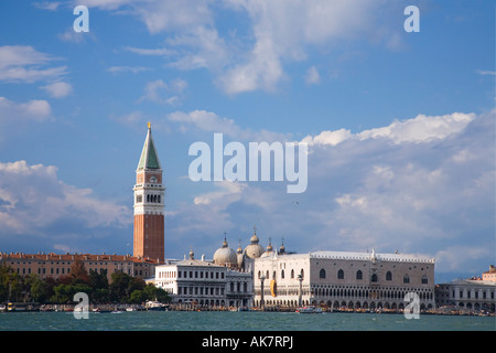 Panorama du secteur riverain de Venise après-midi la lumière avec clocher Campanile et le Palais des Doges Le Palais des Doges summer Vénétie Italie Europe Banque D'Images