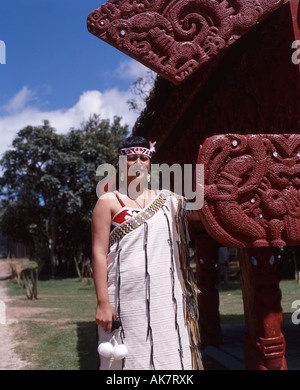 Femme maorie portant un manteau, réserve thermale de Whakarewarewa, Rotorua, Bay of Plenty, Nouvelle-Zélande Banque D'Images