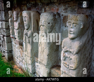 Figures sculptées de l'église sur l'Ile Blanche, Lough Erne, Co. Fermanagh Banque D'Images