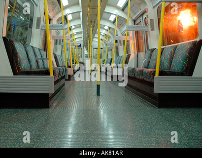 Intérieur d'une rame de métro de la Circle Line Banque D'Images