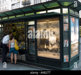 Un couple qui achète d'un fournisseur à un kiosque de Bryant Park qui est la publicité d'été 2007 HBO Film Festival, New York City Banque D'Images