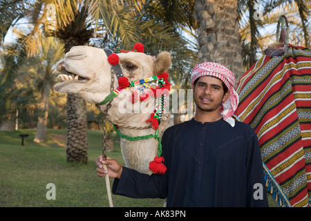 La culture arabe, Smiling Young Arabian chamelier décorées avec des motifs de l'hôtel Camel en Oman, Émirats arabes unis, Banque D'Images