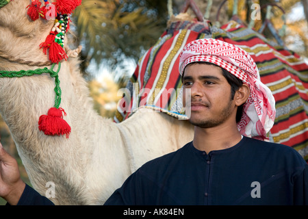 La culture arabe. Smiling Young Arabian chamelier décorées avec des motifs de l'hôtel Camel en Oman, Émirats arabes unis, Banque D'Images