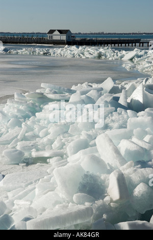 Glace le long des rives du Lac St Clair Grosse Point Michigan Banque D'Images