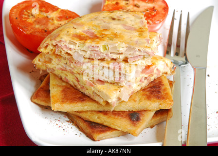 Petit-déjeuner de l'omelette de fromage et de bacon, les tranches de pain de pommes de terre (farls irlandais) avec des tomates grillées. Banque D'Images