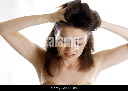 Jeune femme en train de déchirer ses cheveux Banque D'Images