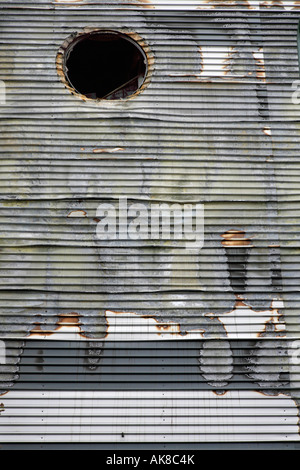 Détail de bardage endommagée par l'incendie et désaffecté de l'usine incendiée, Ladysmith Road, Grimsby. Banque D'Images